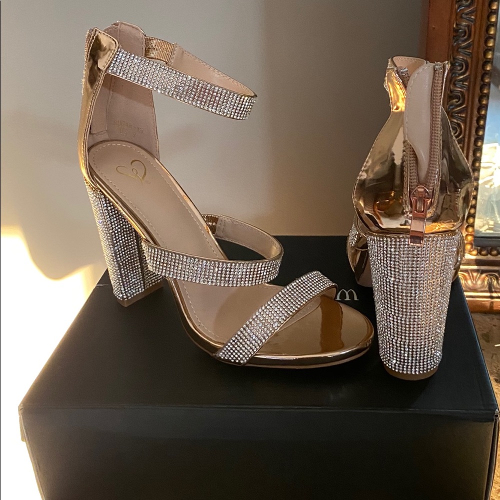 Crystal stones strap heels